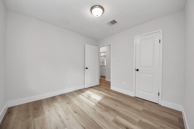 Building Photo - 1114 N Nottingham