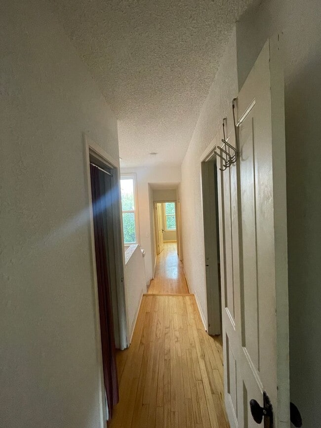 Building Photo - AVAILABLE NOW - 3 Bedroom/1.5 Bath Home wi...