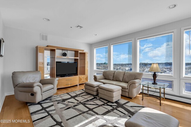 Building Photo - 913 N Ocean Ave