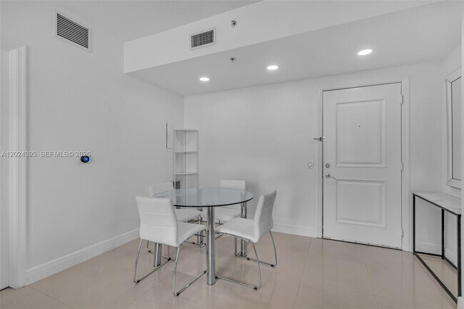 Building Photo - 480 NE 30th St