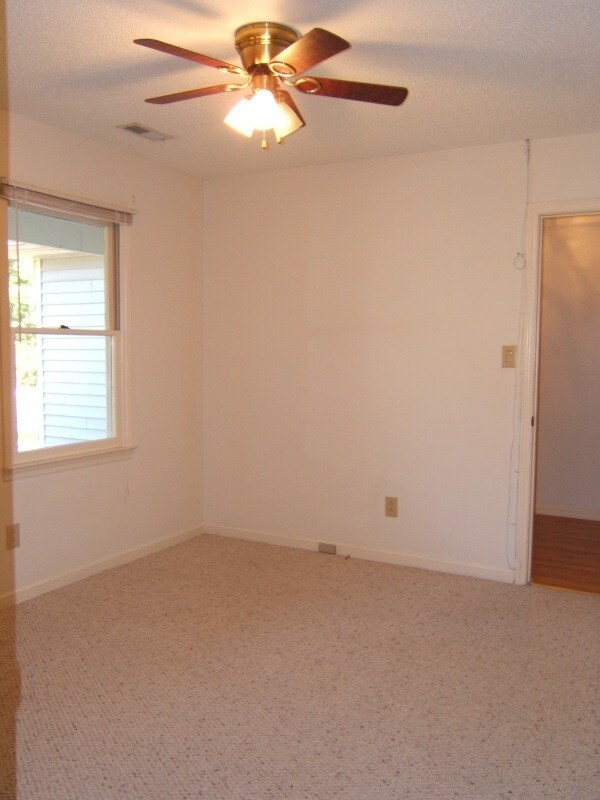 Building Photo - 3BR/2BA in Gated Marina Community!