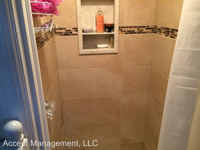 Building Photo - 305 N Pinckney St