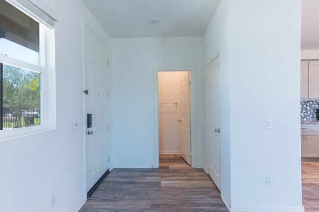 Building Photo - 27638 Sawtooth Ln