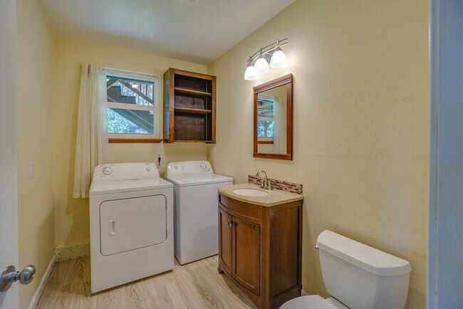 Building Photo - THREE BEDROOM NEAR LENA PARK