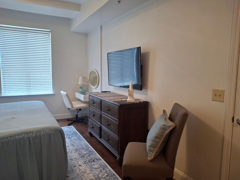 Building Photo - 300 W 5th St