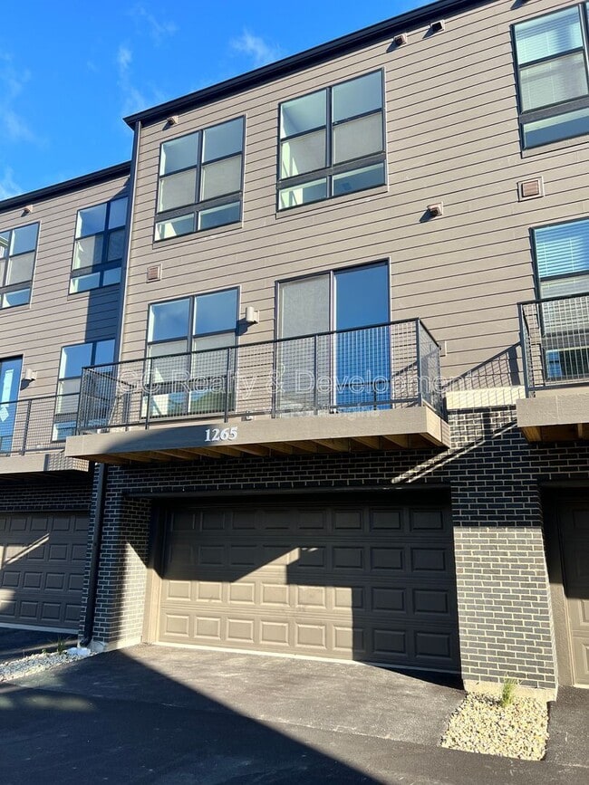 Building Photo - 1265 Lakepointe Dr