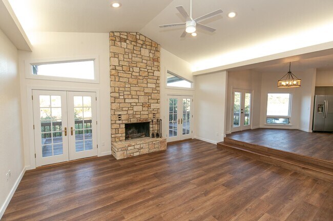 Building Photo - 830 Los Escondidos Rd