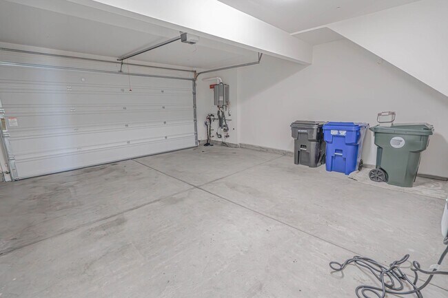 Building Photo - Five Points - 2 Bedroom Townhome for Rent in Valencia.