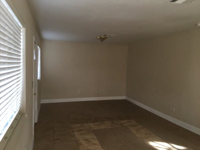 Building Photo - 132 Hopkins Ave