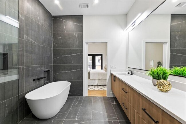 Building Photo - 582 Hope St SW