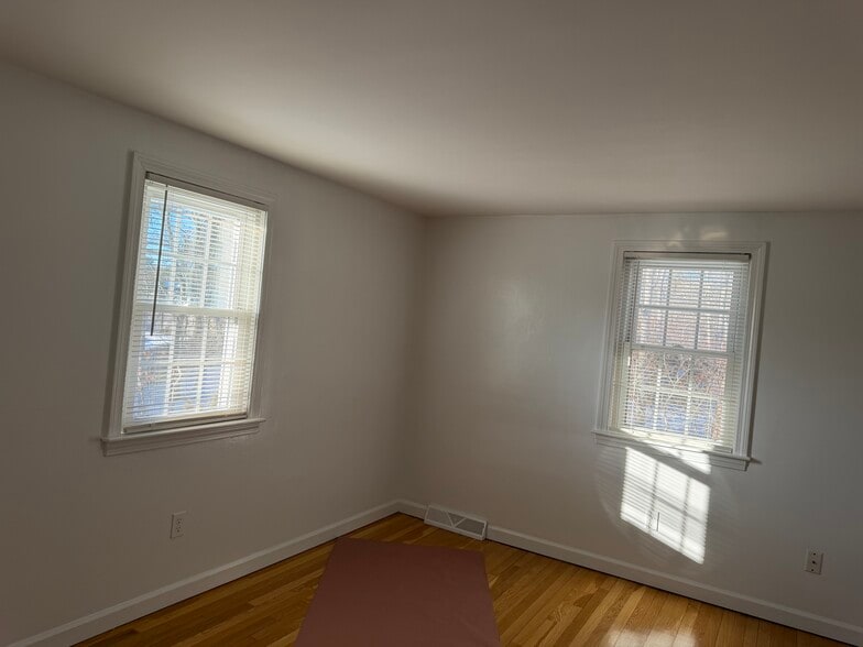 Building Photo - 14 Colonial Rd