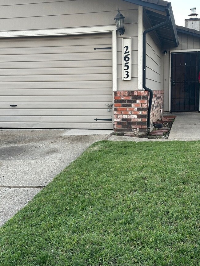 Building Photo - Desirable Duplex Unit with Lincoln Schools