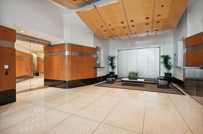 Building Photo - 512 N McClurg Ct