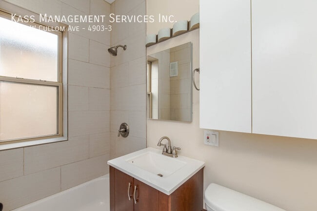 Building Photo - Beautiful Portage Park 2 bed - Heat Includ...