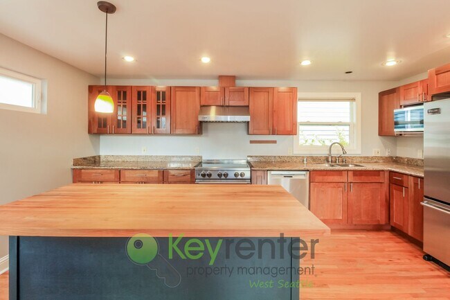 Building Photo - Stylish 4 Bedroom Steps from Shops, Cafes, and Parks **Rent Special**