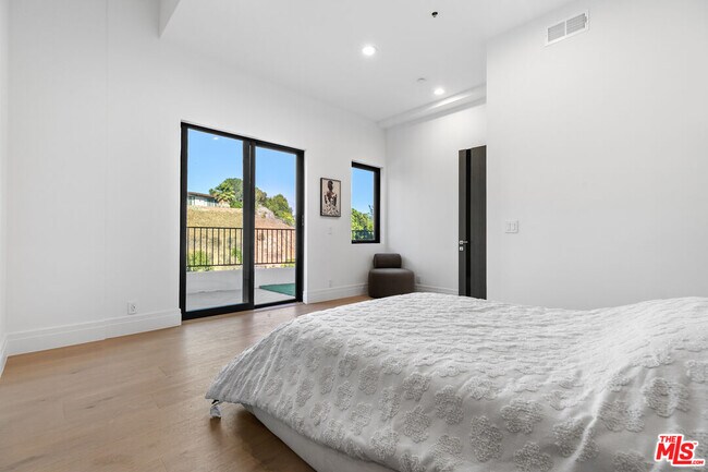 Building Photo - 6380 Meadows Ct