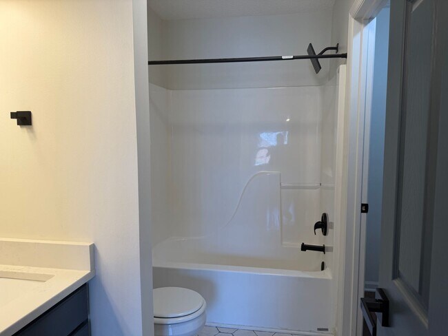 Building Photo - 2BR Townhome in Franklin