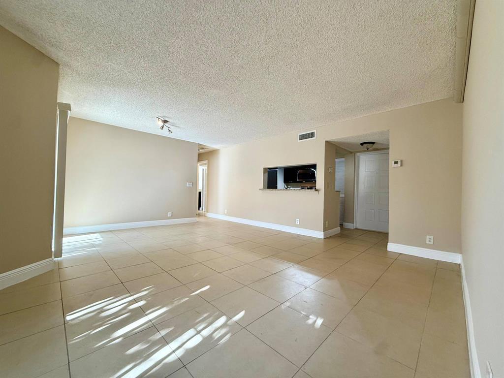 Building Photo - 9901 Westview Dr