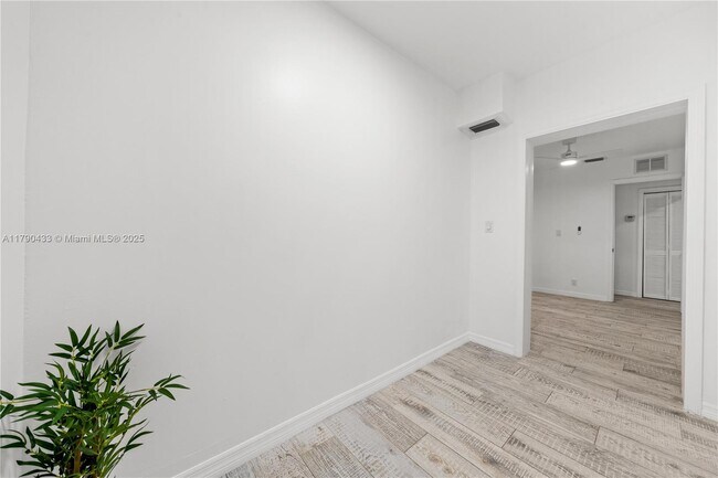 Building Photo - 1041 NE 9th Ave
