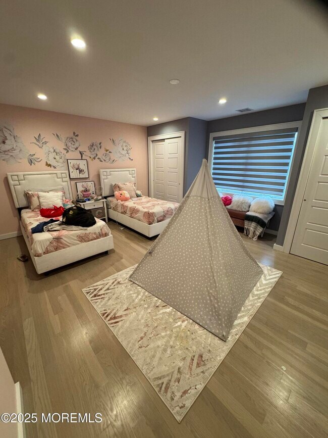 Building Photo - 259 Roosevelt Ave