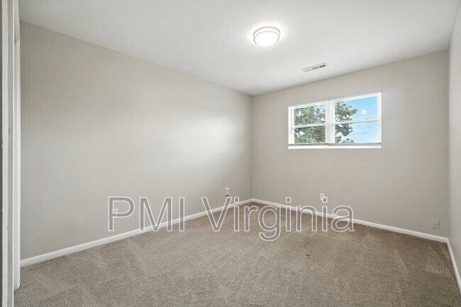 Building Photo - 5081 Holly Farms Dr