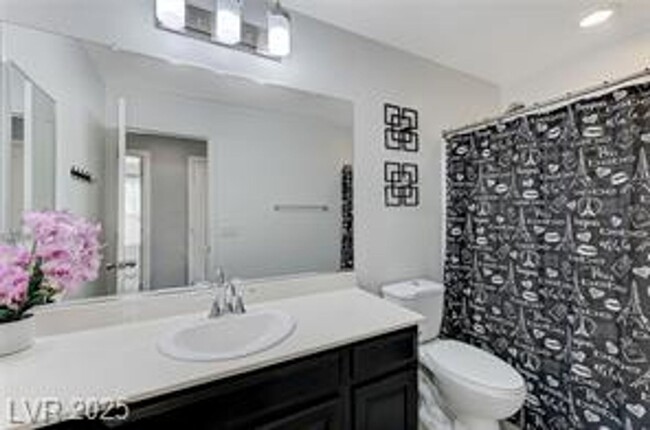Building Photo - Stunning 3 Bedroom 2.5 baths ready to be c...