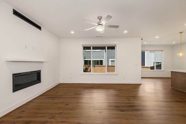 Building Photo - Newer Construction in Avenwood | 5BR Home Near Sammamish Commons
