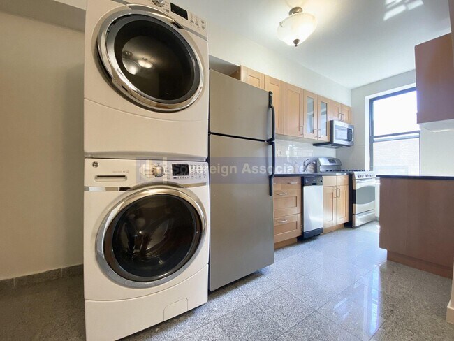 Building Photo - 282 Cabrini Blvd