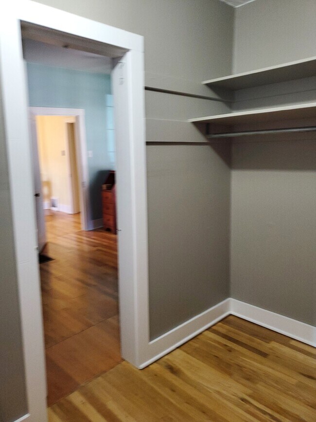 Building Photo - 607 Floral Ave