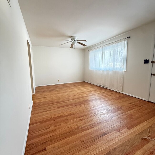 Building Photo - 3 Bedroom 2 BathHome