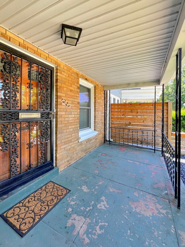 Building Photo - Classic Richmond Row House Steps from Byrd...