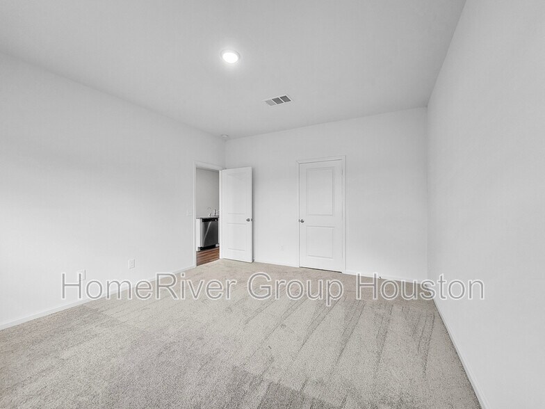Building Photo - 28410 Selsdon Ct
