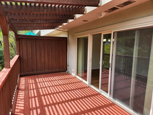 Building Photo - Very nice 2 Bed/ 1.5 Bath /1,263 Sqft Waln...