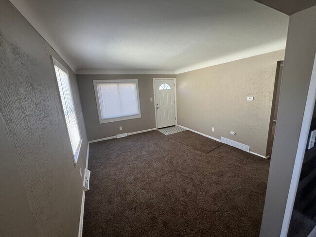 Building Photo - 2-bedroom, newly remodeled home on Flint's Southwest side.