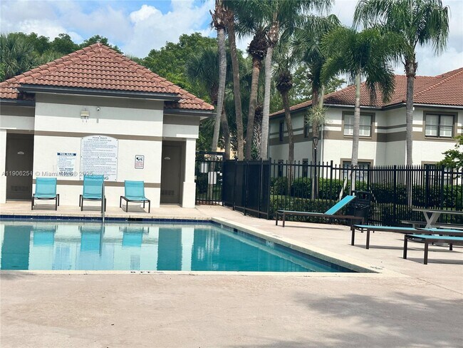 Building Photo - 650 S Park Rd