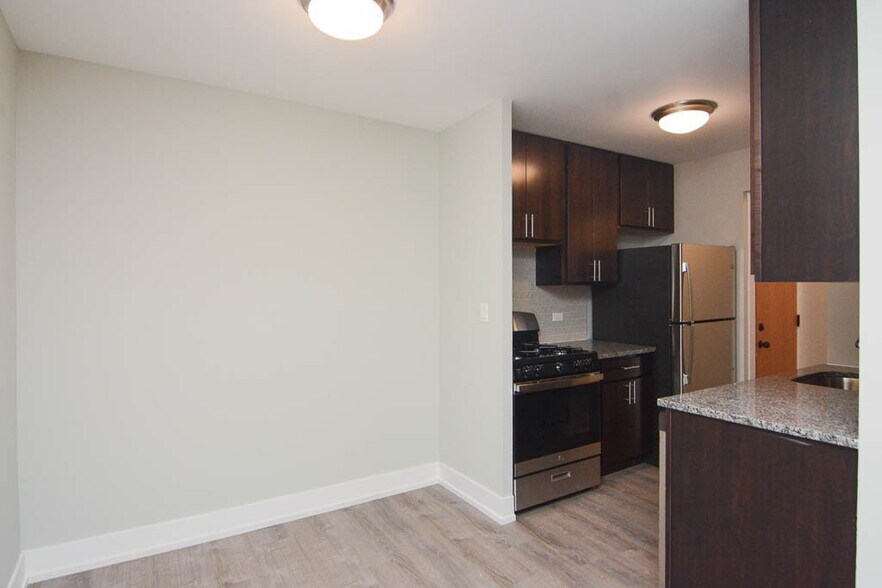 Building Photo - 447 W Surf St