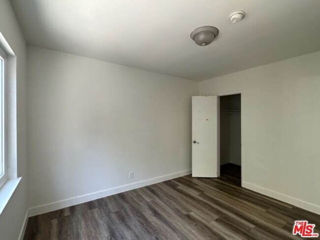 Building Photo - 517 S Kenmore Ave