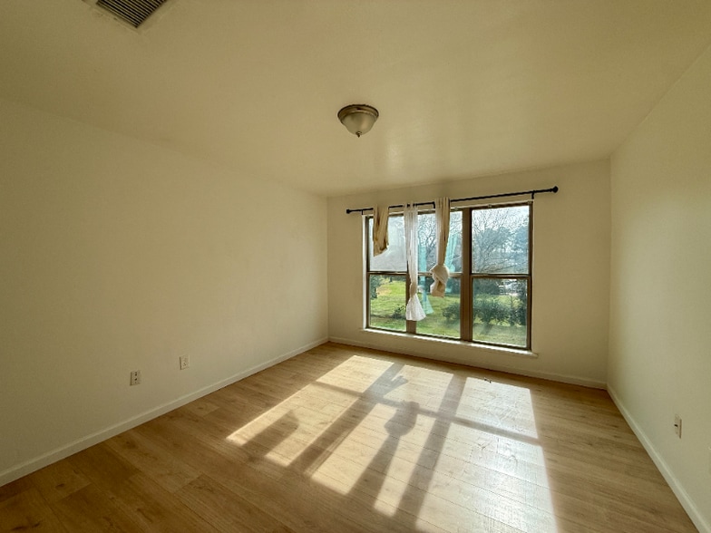 Building Photo - 106 Westchester St