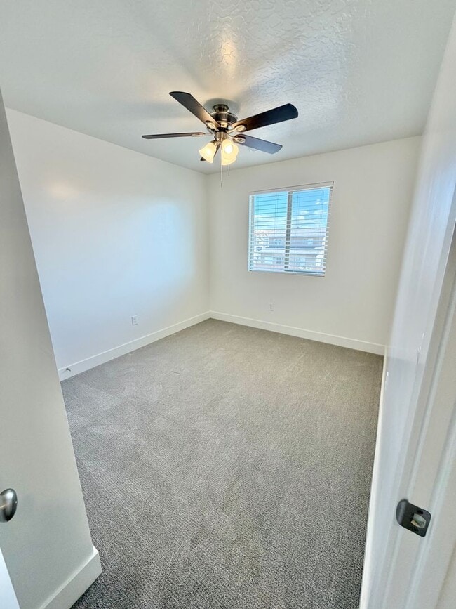Building Photo - Beautiful 3 bed 2.5 bath Home!