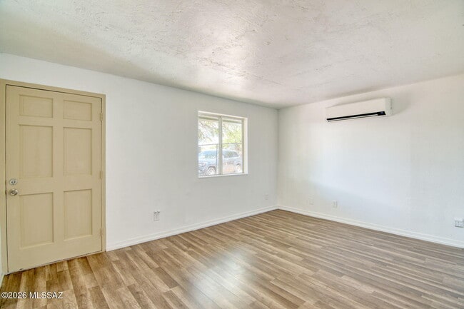 Building Photo - 5653 E 28th St