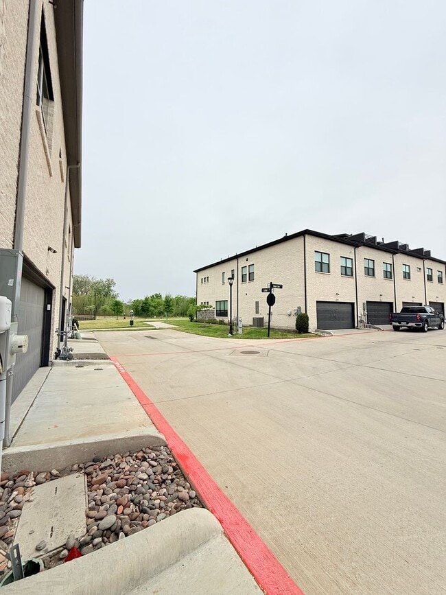 Building Photo - AVAILABLE NOW -Stunning 3-Bedroom Townhome Overlooking Greenbelt in Plano ISD 600 Collier Drive