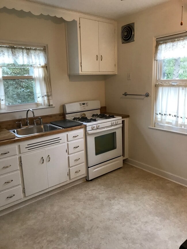 Kitchen - 2123 Hillside Ter