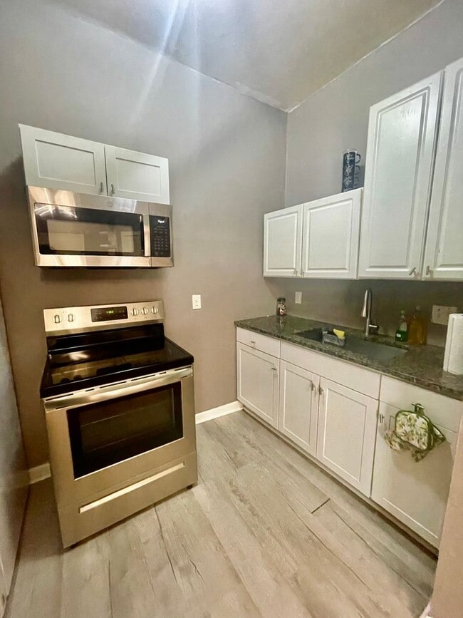 Building Photo - Welcome to this charming 3-bedroom, 1-bath...