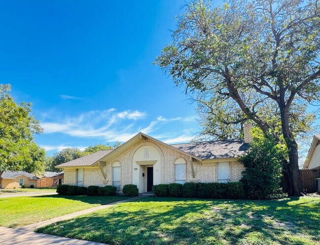 Building Photo - 2102 Richwood Dr