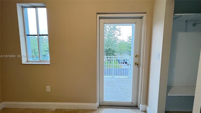 Building Photo - 370 NE 34th Ave