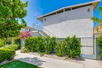 Building Photo - Charming Courtyard Apartments in West Adam...
