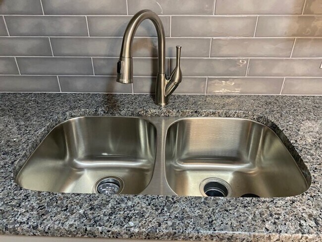 Building Photo - 575 Countrytown Dr