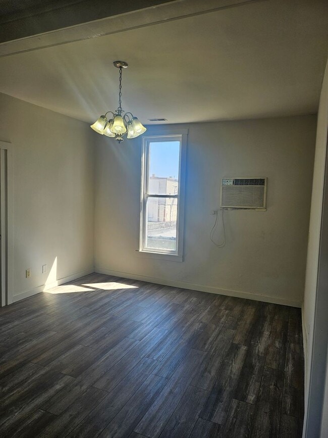 Building Photo - 2 bed apartment with a private back porch