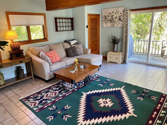 Comfortable living room - 1296 Drift Rd