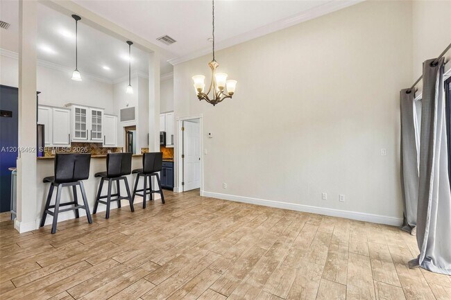Building Photo - 2731 Parkview Dr S